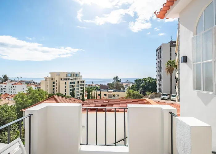 Betty's By Alma Funchal